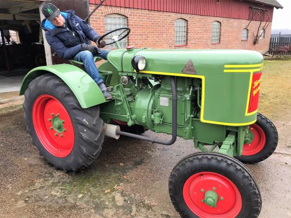 Veterantraktor - Fendt - 25. 1951. Diesel. 12 v. Renoverad. Blästrad samt lackad.  Lite oljedropp un...